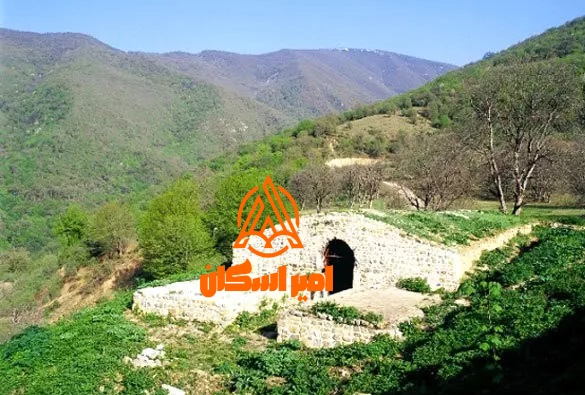 کاروانسرای سنگی پای قله کندوان